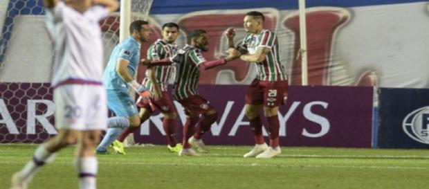 Com seu companheiro Everaldo, Luciano vibra após marcar gol da classificação (Foto: AFP) Com seu companheiro Everaldo, Luciano vibra após marcar gol da classificação (Foto: AFP)