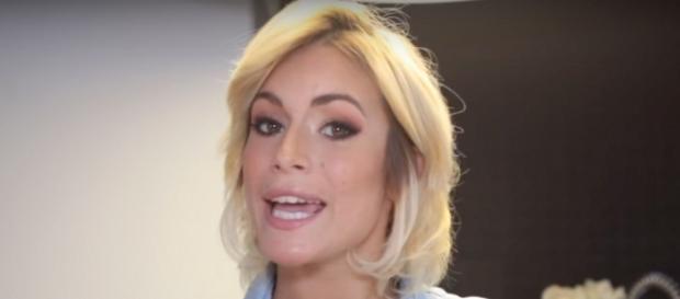 Les Marseillais : Carla lynchée sur le net pour son comportement, Julien vient la défendre Les Marseillais : Carla lynchée sur le net pour son comportement, Julien vient la défendre