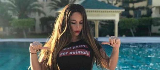 Reconvertie en chrétienne évangélique, Kim Glow met en garde ses fans sur les dangers d'Halloween. Reconvertie en chrétienne évangélique, Kim Glow met en garde ses fans sur les dangers d'Halloween.