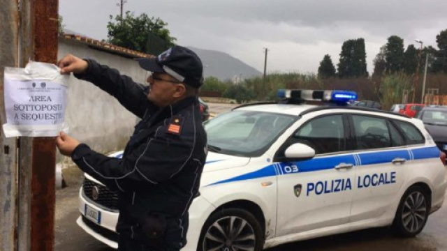 Nola, parcheggiatori abusivi al cimitero: area sequestrata e denunciato un disabile