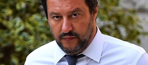Matteo Salvini sull’orlo di una cruda, dopo la rottura con Elisa Isoardi: ‘pizzicato’ a fumare.