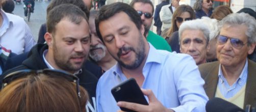 Tutti a caccia di un selfie con Matteo Salvini