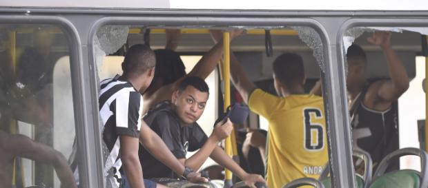 Ônibus que levava torcedores teve janelas quebradas.(foto reprodução). Ônibus que levava torcedores teve janelas quebradas.(foto reprodução).
