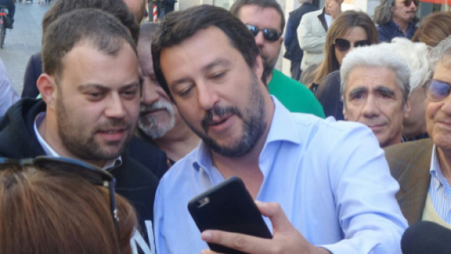 Tutti a caccia di un selfie con Matteo Salvini