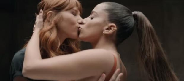 Anitta beija 24 pessoas, entre homens e mulheres, em novo clipe Anitta beija 24 pessoas, entre homens e mulheres, em novo clipe