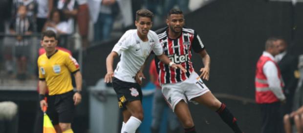 Corinthians e São Paulo se enfrentaram pelo Campeonato Brasileiro Corinthians e São Paulo se enfrentaram pelo Campeonato Brasileiro