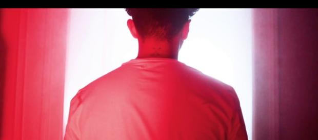 Doxx de dos pour son nouveau clip "Colère" issu de son dernier EP "Au final". Doxx de dos pour son nouveau clip "Colère" issu de son dernier EP "Au final".