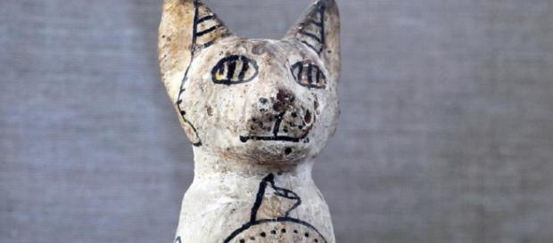 Os gatos eram adorados por sua habilidade de espantar ratos e proteger os grãos armazenados. Os gatos eram adorados por sua habilidade de espantar ratos e proteger os grãos armazenados.