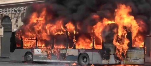 VIDEO – Roma, bus Atac in fiamme in via del Tritone: lo scoppio e ... - ternilife.com