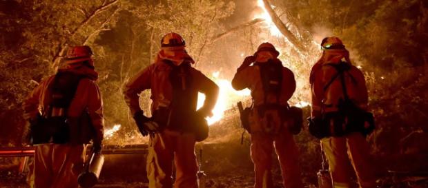 Bomberos en California trabajan sin descanso por apagar las llamas. - youtube.com Bomberos en California trabajan sin descanso por apagar las llamas. - youtube.com
