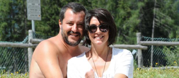 Elisa Isoardi sulla foto con Salvini: 'Non l'ho umiliato, è un'immagine bellissima' Elisa Isoardi sulla foto con Salvini: 'Non l'ho umiliato, è un'immagine bellissima'