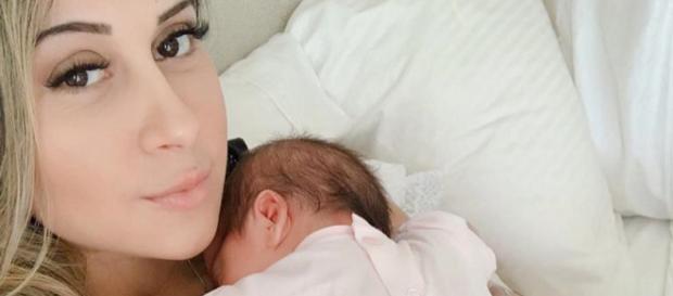 Mayra Cardi e a filha Sophia posando em uma selfie postada no Instagram da personal. (Reprodução/Instagram) Mayra Cardi e a filha Sophia posando em uma selfie postada no Instagram da personal. (Reprodução/Instagram)