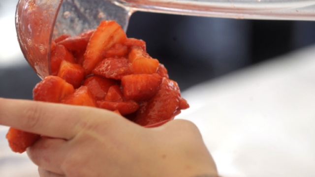 Australia, svolta nel caso degli aghi nelle fragole: l'arresto di una 50enne.