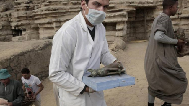 Egitto, mummie e simulacri di gatti e scarabei riportati alla luce