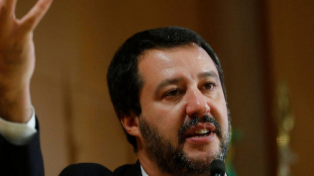 Matteo Salvini contestato da una casalinga a Roma al grido di 'buffone'