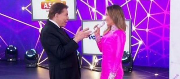 Claudia Leitte ficou visivelmente constrangida diante de Silvio Santos Claudia Leitte ficou visivelmente constrangida diante de Silvio Santos