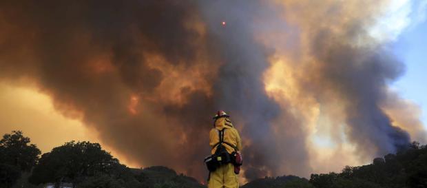 Equipos bomberiles ayudan a controlar incendios en California. Equipos bomberiles ayudan a controlar incendios en California.