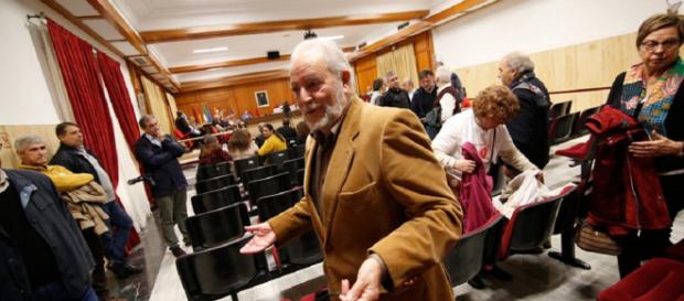 Julio Anguita, en el momento del desalojo del Pleno. / ÁLEX GALLEGOS Julio Anguita, en el momento del desalojo del Pleno. / ÁLEX GALLEGOS