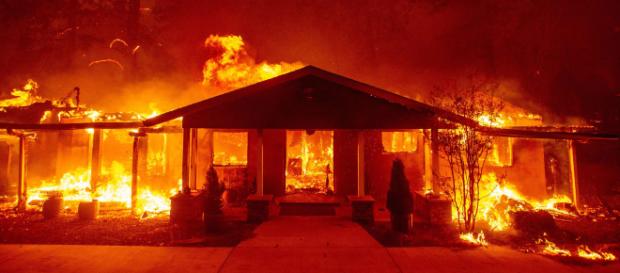 Varios muertos y 250.000 evacuados en los incendios de Woodlands Hills Varios muertos y 250.000 evacuados en los incendios de Woodlands Hills