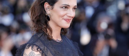 Asia Argento bacia un altro uomo