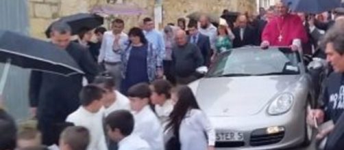 Malta, arcivescovo in processione con Porsche trainata da 50 bambini.