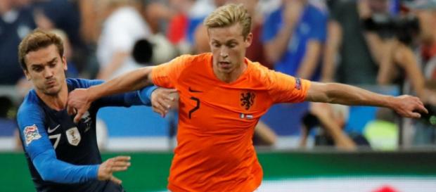 Frenkie de Jong con la maglia della nazionale olandese Frenkie de Jong con la maglia della nazionale olandese