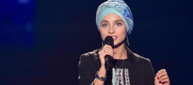 La révélation des tweets complotistes de la jeune Mennel, datant de 2016, ont provoqué son exclusion de 'The voice' (cinetelerevue.be). La révélation des tweets complotistes de la jeune Mennel, datant de 2016, ont provoqué son exclusion de 'The voice' (cinetelerevue.be).