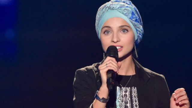 La révélation des tweets complotistes de la jeune Mennel, datant de 2016, ont provoqué son exclusion de 'The voice' (cinetelerevue.be).