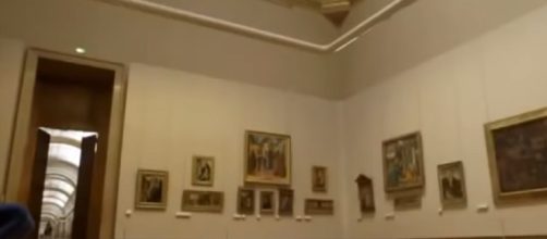 Art at the Louvre. - [Roosev Kelley / YouTube screencap]