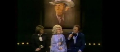 Dolly Parton shared centerstage with Glen Campbell and Roy Clark for a Hank Williams medley. [Image source:coockiestv-YouTube]