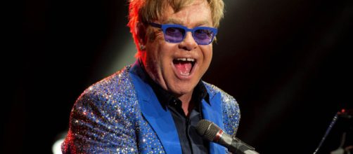 Elton John commuove il mondo intero con una pubblicità
