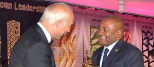 Remise de l'Award au sénateur camerounais (c) Janvier Njikam