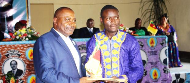Le sénateur et un boursier à Ebolowa (c) Janvier Njikam Le sénateur et un boursier à Ebolowa (c) Janvier Njikam