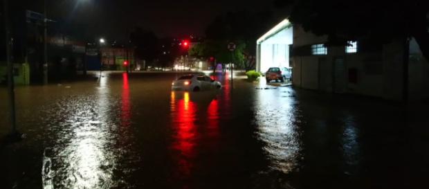 Ruas de Belo Horizonte ficaram alagadas por causa do temporal. Ruas de Belo Horizonte ficaram alagadas por causa do temporal.