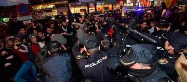Un acto de Vox en Murcia es escenario de enfrentamientos entre los asistentes Un acto de Vox en Murcia es escenario de enfrentamientos entre los asistentes