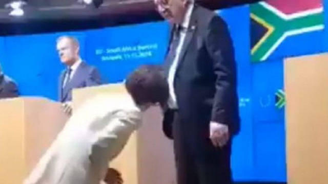 Gaffe Junker, indossa scarpe di colore diverso