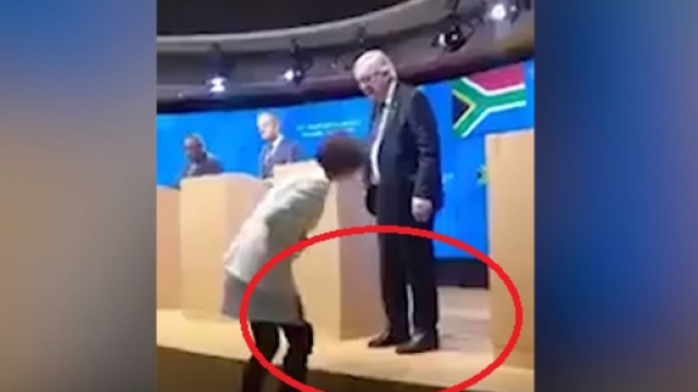 Juncker si presenta con due scarpe di colore diverso