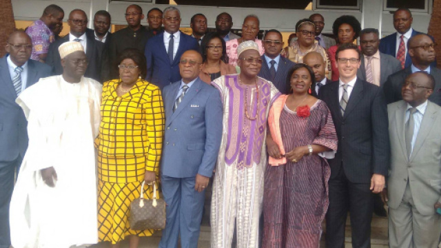 La photo de famille des représentants du gouvernement (c) Odile Pahai