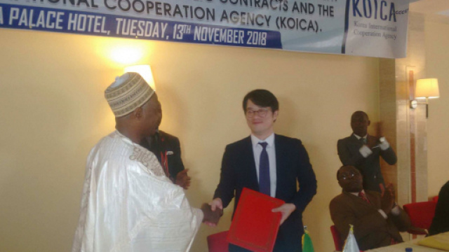 Le Ministre des Marchés publics en compagnie de représentant de la Corée du Sud (c) Odile Pahai