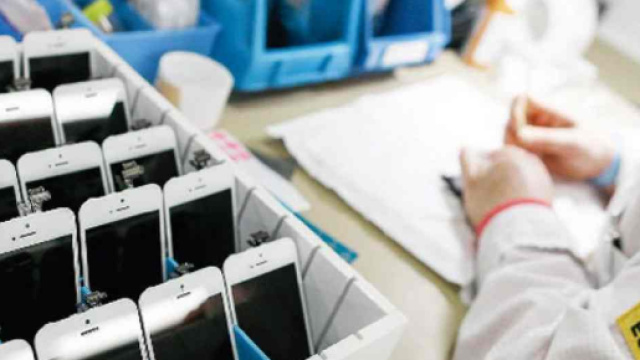 Un employé à l'usine Remade de Poilley, en Normandie