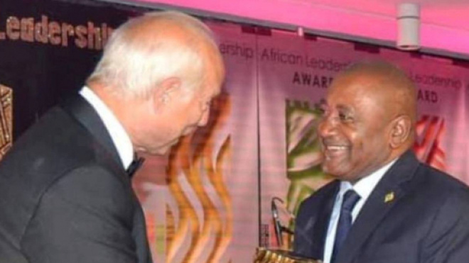 Remise de l'Award au sénateur camerounais (c) Janvier Njikam