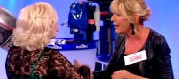 Spoiler Uomini e Donne: la Cipollari mette in ridicolo Gemma alzandole la gonna Spoiler Uomini e Donne: la Cipollari mette in ridicolo Gemma alzandole la gonna