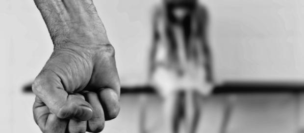 Tentano di violentare una ragazza, uno di loro arrestato. Tentano di violentare una ragazza, uno di loro arrestato.