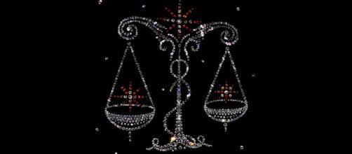 Oroscopo del giorno 24 novembre: Luna in trigono a Venere, nuovi amori per Bilancia