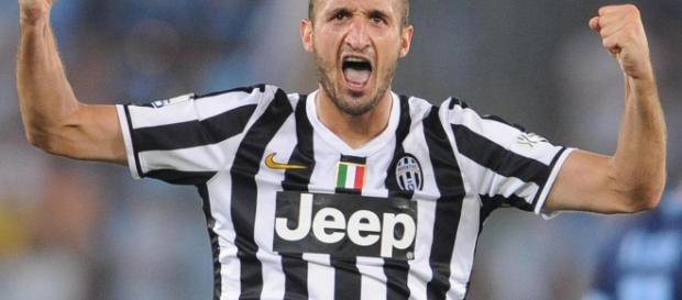 Chiellini-Mazzoleni parlano nell'intervallo di Milan-Juventus Chiellini-Mazzoleni parlano nell'intervallo di Milan-Juventus