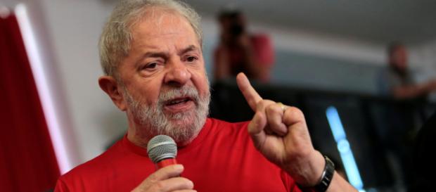 Lula corta cabelo e barba duas vezes por mês em Curitiba Lula corta cabelo e barba duas vezes por mês em Curitiba