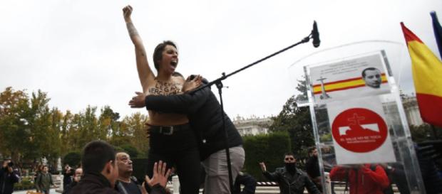 Una de las tres activistas de Femen que han irrumpido en el acto. / Álvaro García Una de las tres activistas de Femen que han irrumpido en el acto. / Álvaro García