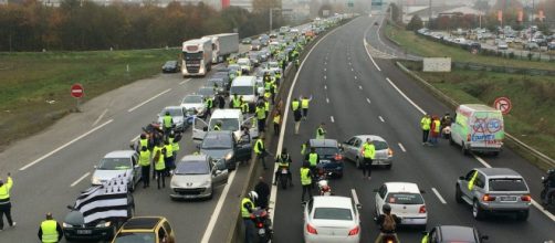 blocco di una strada Francese per la protesta dei ''gilet gialli''