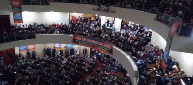 Luigi De Magistris riunisce oltre 800 persone al Teatro Italia (foto esclusiva BN) Luigi De Magistris riunisce oltre 800 persone al Teatro Italia (foto esclusiva BN)