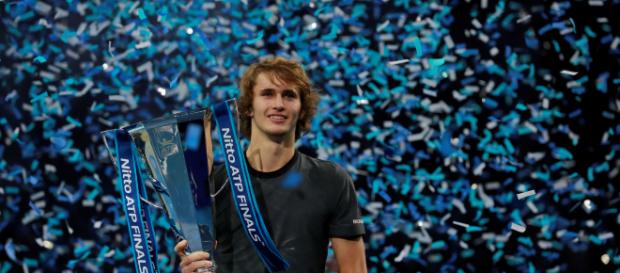 Grâce à sa victoire face à Djokovic, Zverev termine à la 4e place mondiale. Grâce à sa victoire face à Djokovic, Zverev termine à la 4e place mondiale.